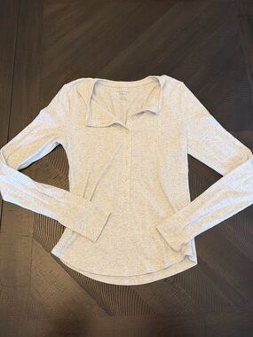 American Eagle Light Heather Gray Ribbed Henley Top